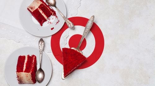 חתיכות עוגת רד ולווט מוגשות על צלחות לבנות על רקע לוגו של אמות